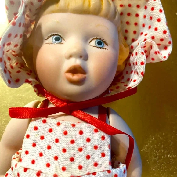 VINTAGE PORCELAIN DOLL WITH MOVEABLE ARMS WEARING WHITE w/RED POLKADOT OUTFIT 6” - Picture 6 of 12